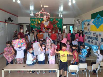 Núcleo Feminino Coprossel e CEMEI Sementinha do Saber levam alegria no Natal das Crianças da Escola